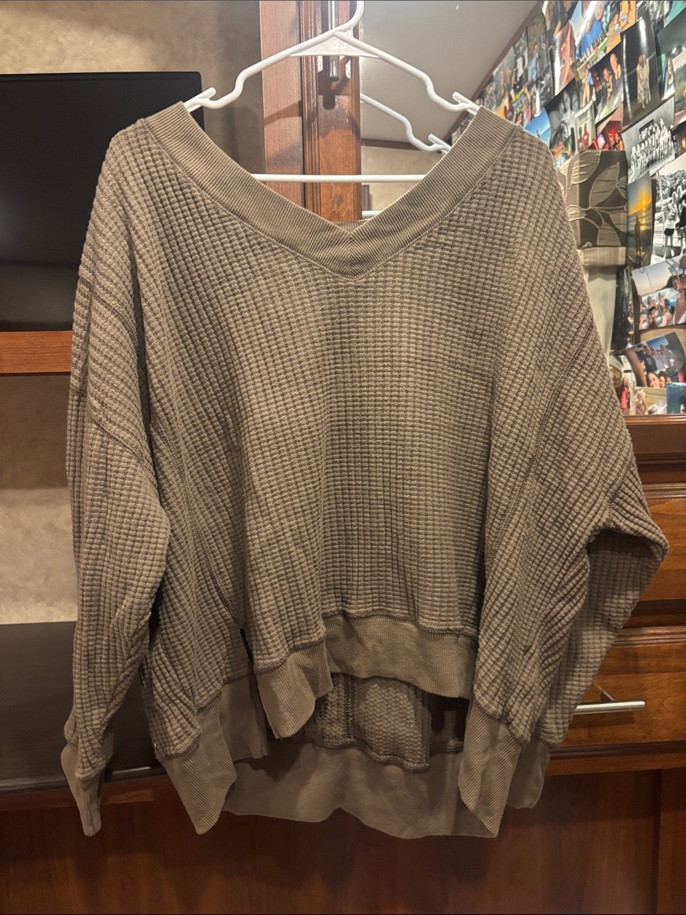 American Eagle Outfitters Relaxed V-Neck Waffle Knit Sweater in Taupe